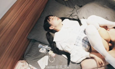 杭州嫩妹獵手 專門挑嫩穴下手 還讓她們介紹自己的閨蜜給他操 實在牛逼 (3)