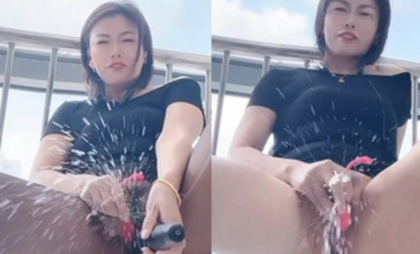 stripchat [Maneki-nekoo] 中年婦人在陽台穿黑絲按摩棒自慰噴水