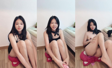 極品高顏值美女主播收費房直播，露臉白虎無毛道具自慰福利流出 (1)